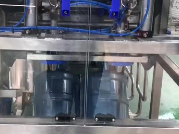 變頻控制加水，灌裝機(jī)視頻